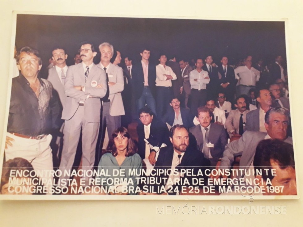 || Encontro Nacional de Municípios pela Constituinte Municipalista e Reforma Tributária de Emergência, em Brasília, em março de 1987.
Ilmar Priesnitz, prefeito de Marechal Cândido Rondon, é o 2º sentado, na primeira fila.
Imagem: Acervo Edite Feiden - FOTO 11 - 