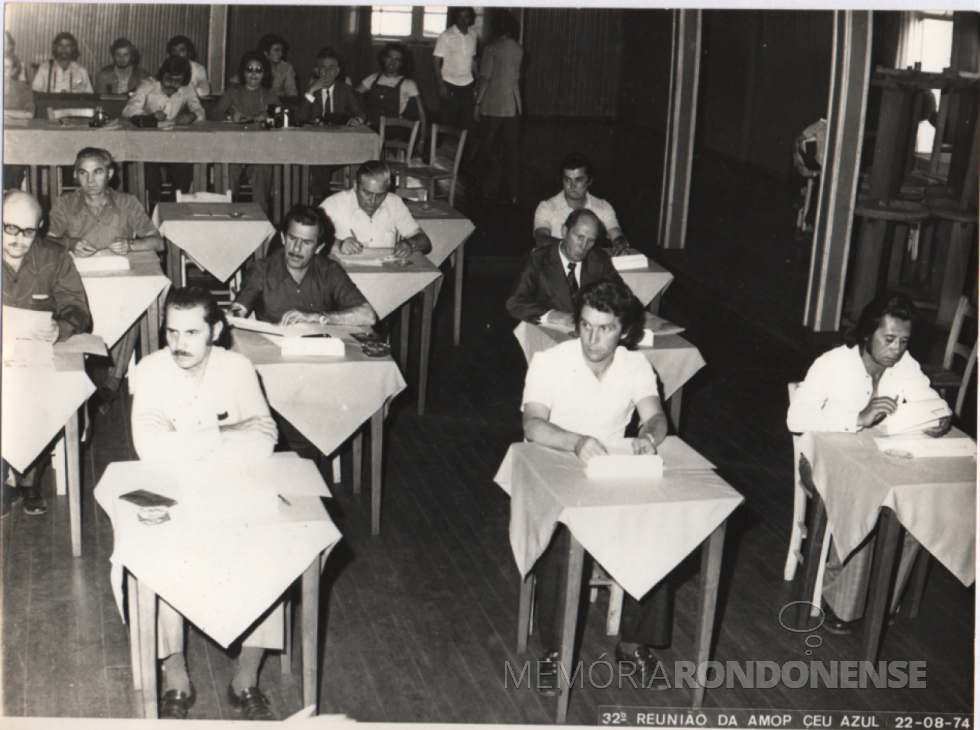 || Prefeitos na 32ª Reunião da AMOP na cidade de Céu Azul, em agosto de 1974.
Da esquerda à direita: ao fundo, Almiro Bauermann, prefeito de Marechal Cândido Rondon e os outros não identificados. Ao meio: Kurt Walter Hasper, prefeito municipal de Guaíra, 2º - não identificado, 3º - Erich Arno Müller, prefeito de Palotina. À frente: Clóvis da Cunha Vianna, prefeito municipal de Foz do Iguaçu; Pedro Muffato, prefeito de Cascavel; e José Teixeira Filho, prefeito de Terra Roxa.
Imagem: Acervo Projeto Memória Rondonense - FOTO 7 -