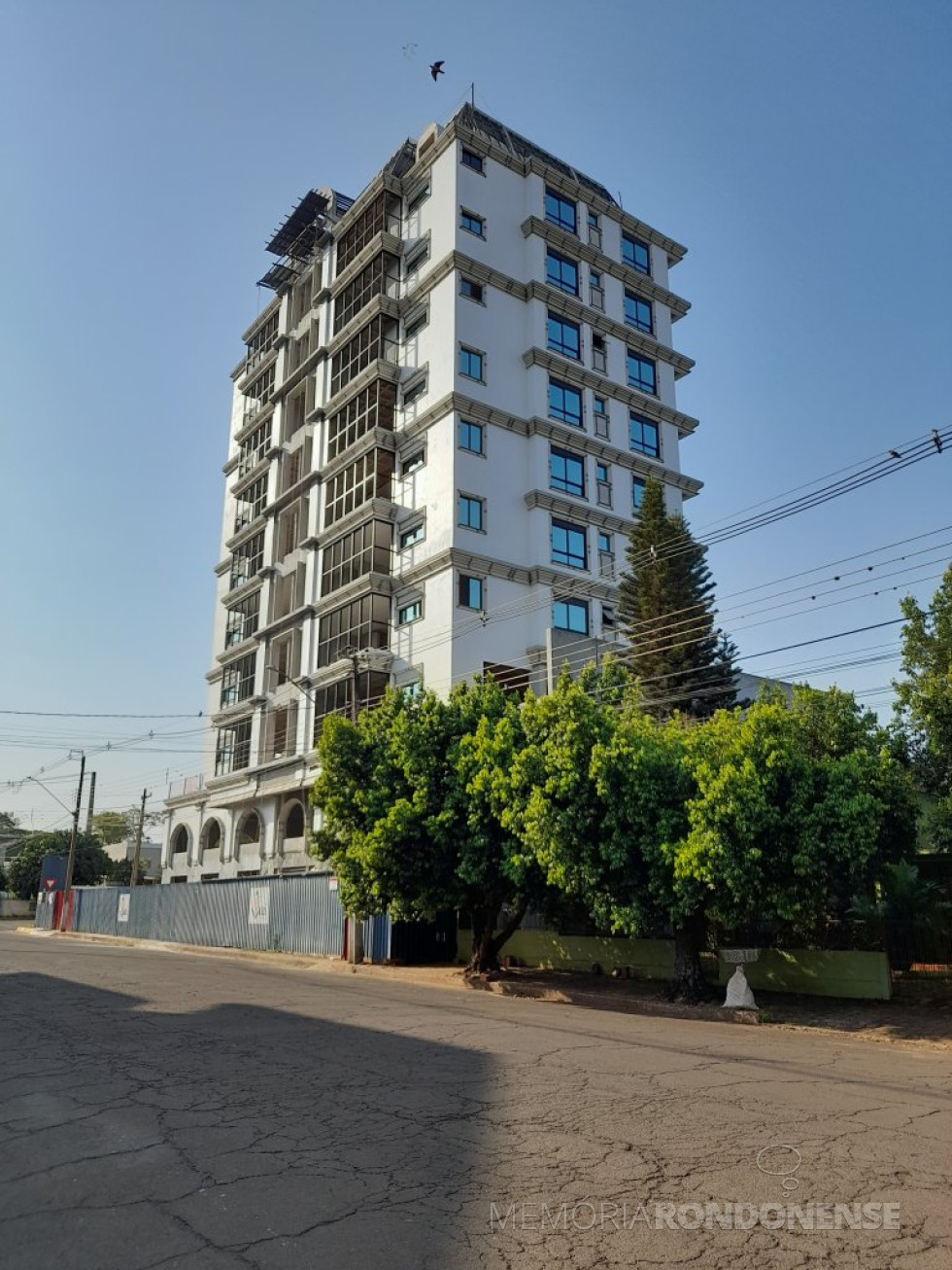 || Vista do céu sem nebulosidade na cidade de Marechal Cândido Rondon em 24 de setembro de 2023, em foto feita à meia-manhã, com vista para o edifício em construção na esquina das Ruas Sergipe e D. João VI.-, em 24 de setembro de 2023.
Imagem: Acervo Projeto Memória Rondonense - FOTO 32 -
