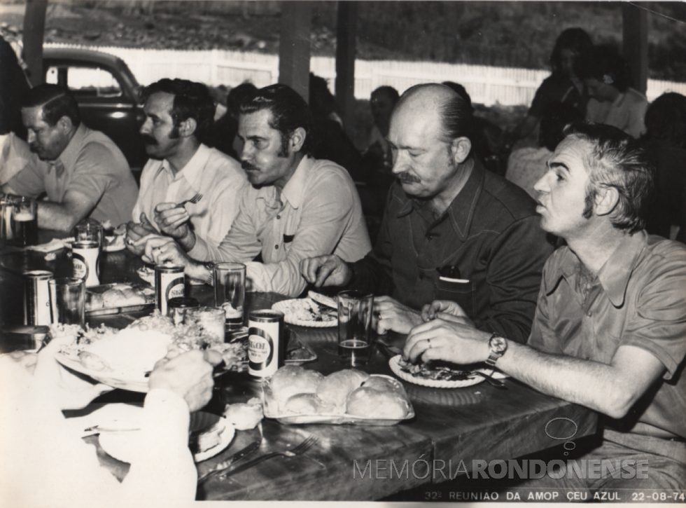 || Prefeitos almoçando em Céu Azul, após a reunião da AMOP, em agosto de 1974.
Da esquerda à direita: 1º - não identificado, 2º - Alino Bissolotti, prefeito nomeado de São Miguel do Iguaçu; 3º - coronel CXlóvis da Cunha Vianna, prefeito nomeado de Foz do Iguaçu; 4º - Kurt Walter Hasper, prefeito nomeado de Guaíra; e 5º - Almiro Bauermann, prefeito nomeado de Marechal Cândido Rondon, em agosto de 1974.
Imagem: Acervo Projeto Memória Rondonense - FOTO 8 -