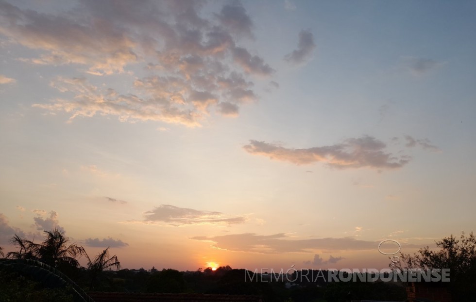 || Pôr do sol na cidade de Marechal Cândido Rondon, em 22 de setembro de 2023, com os termômetros ainda marcando 38 graus ao final da tarde.
Imagem: Acervo Projeto Memória Rondonense - FOTO 28 -