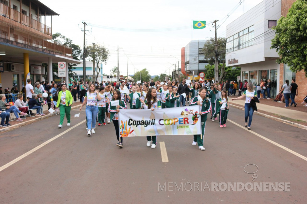 || Alunos da Escola Municipal Criança Feliz, apoiada pela Cooperativa Agroindustrial Copagril, no desfile de 7 de setembro, na Rua Santa Catarina, em Marechal Cândido Rondon.
Imagem: Acervo Imprensa Copagril - FOTO 32 -
