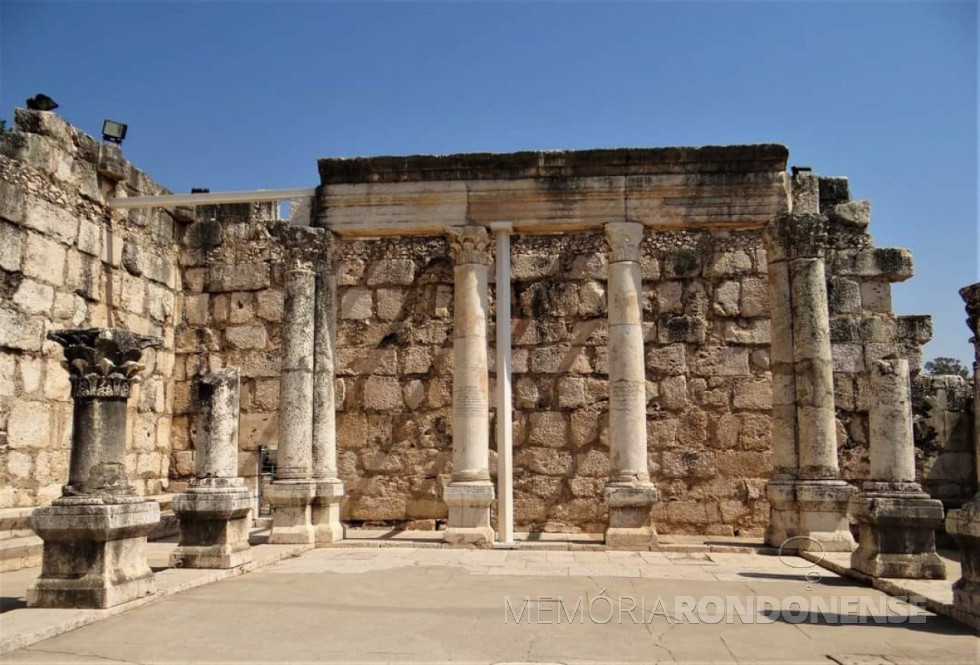 || Sinagoga de Cafarnaum. A sinagoga edificada no século IV marca a sede do ministério de Jesus na Galileia, região de curas gratuitas realizadas por ele.
Imagem: Acervo pessoal do autor e anexada ao texto compartilhado. - FOTO 37 -