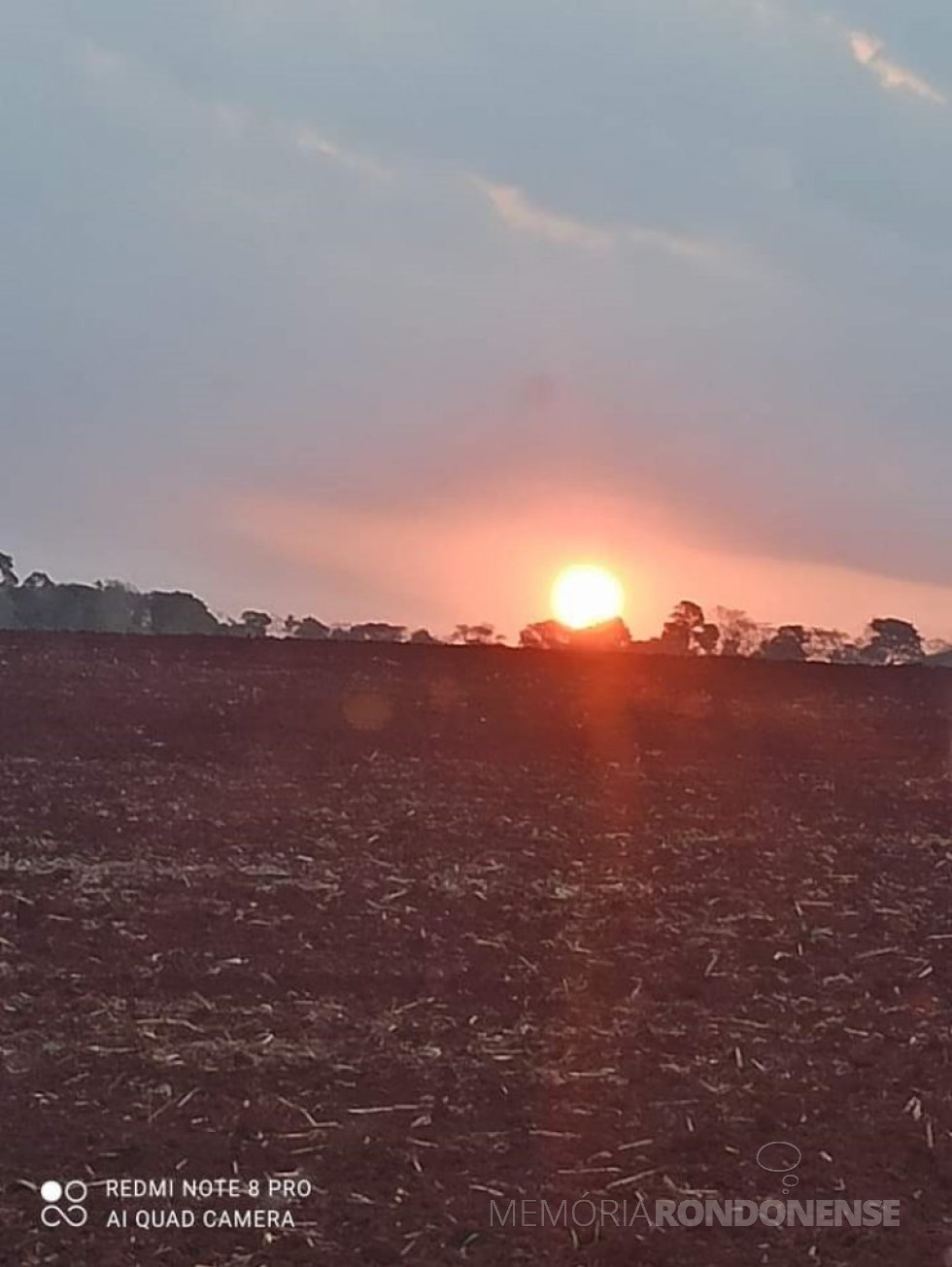 || Pôr do sol no interior do município de Marechal Cândido Rondon, em 29 de setembro de 2023.
Imagem: Acervo e  crédito da rondonense Cláudia Bock - FOTO 21 - 