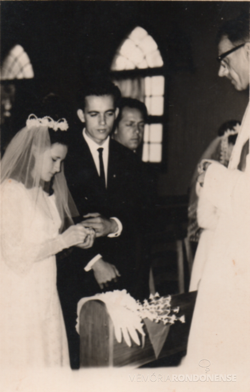 || Celebração religiosa do casamento dos jovens rondonenses Albani Somacal e Ernesto Schibigewski pelo padre Cristiano Wiemann, em outubro de outubro de 1968.
Imagem: Arquivo pessoal do casal - FOTO 3 -