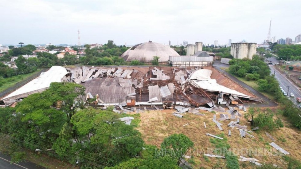 || Destruição de barracão  na cidade de Cascavel  provocado pelo vendaval no começo da manhã de 04 de outubro de 2023.
Imagem: Acervo portal PretonoBranco - FOTO 27 - 