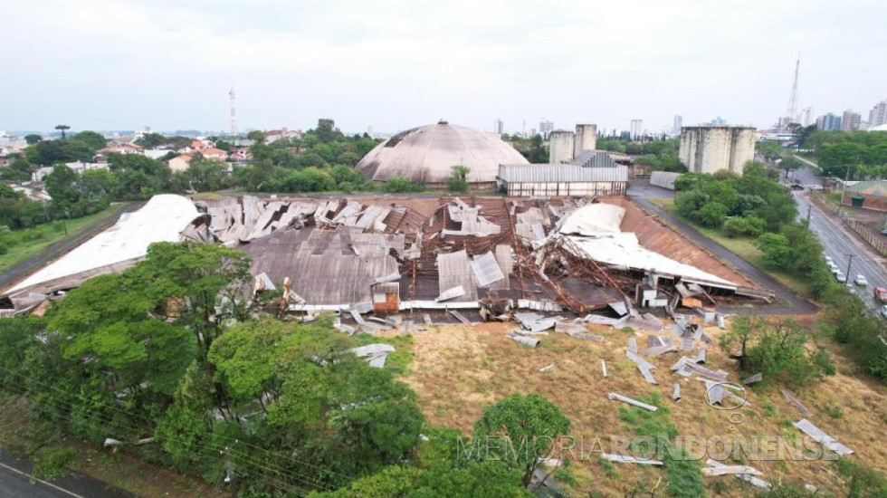 || Destruição de barracão na cidade de Cascavel provocado pelo vendaval no começo da manhã de 04 de outubro de 2023.
Imagem: Acervo portal PretonoBranco - FOTO 27 -