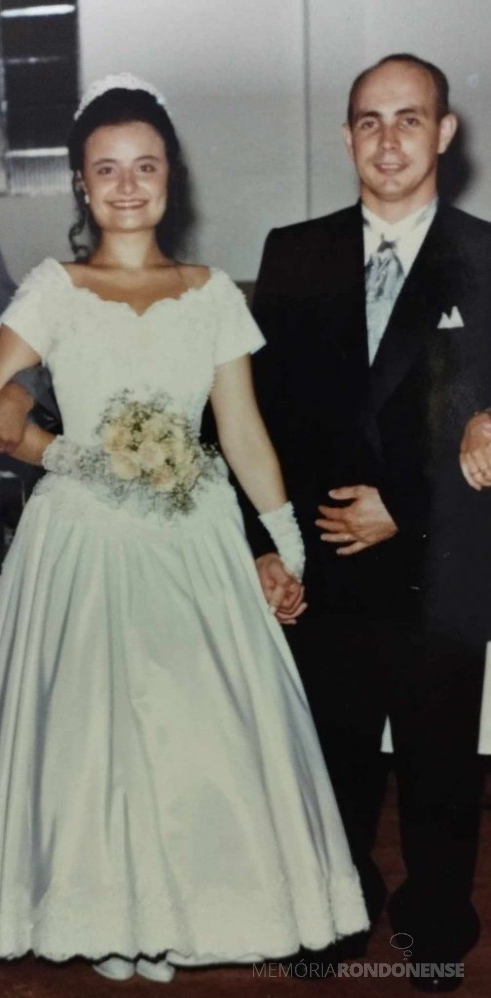 || Noivos Cláudia Cristina Wust e Sergio Casarotto que se casaram em fevereiro de 1996.
Imagem: Acervo Lidiane Casarotto Kotz - FOTO 5 -