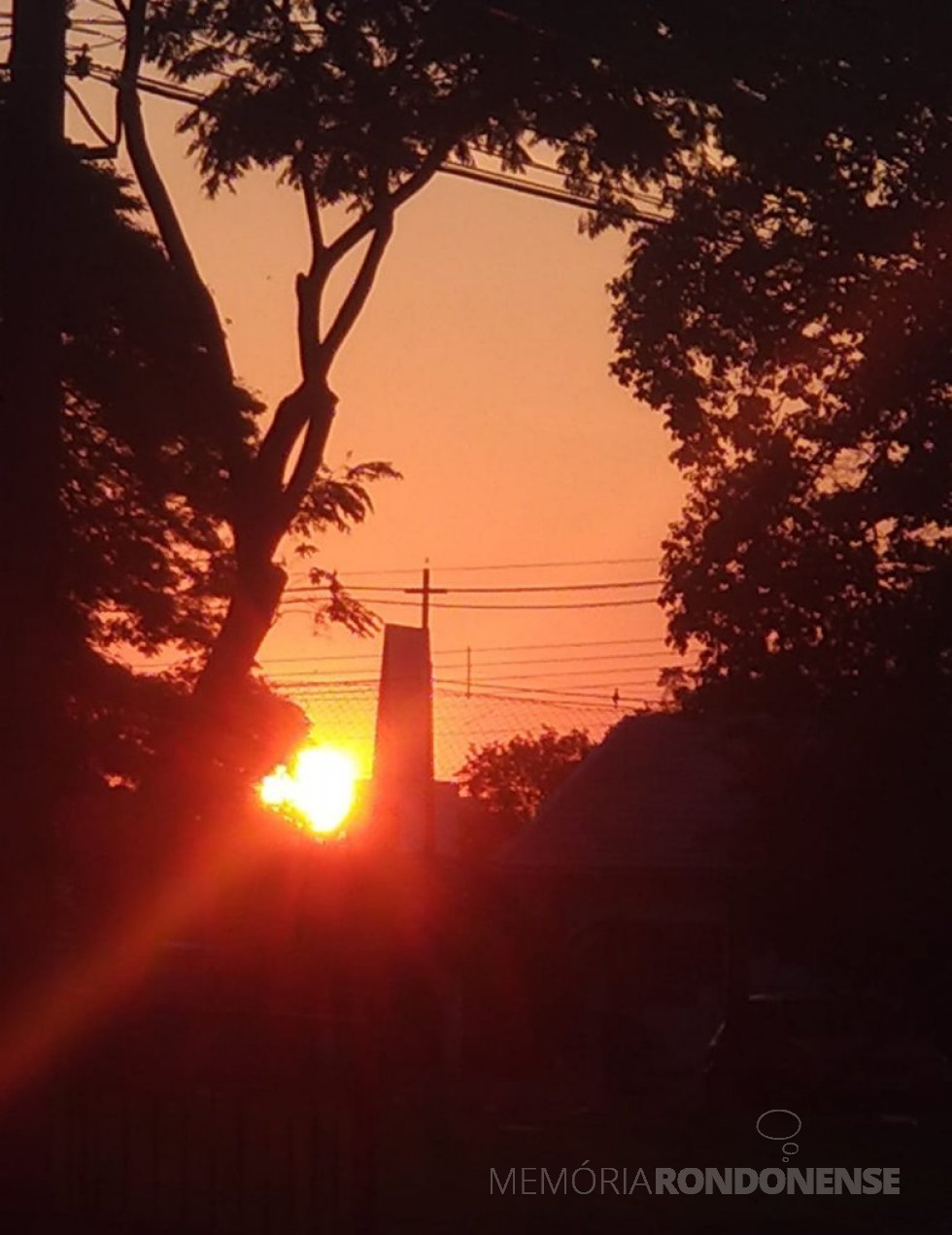|| Pôr do sol em Marechal Cândido Rondon, em 21 de outubro de 2023, com destaque para a torre da Igreja Evangélica Congregacional.
Imagem: Acervo e crédito de Rosane Kozerski Kunzler - FOTO 32 -