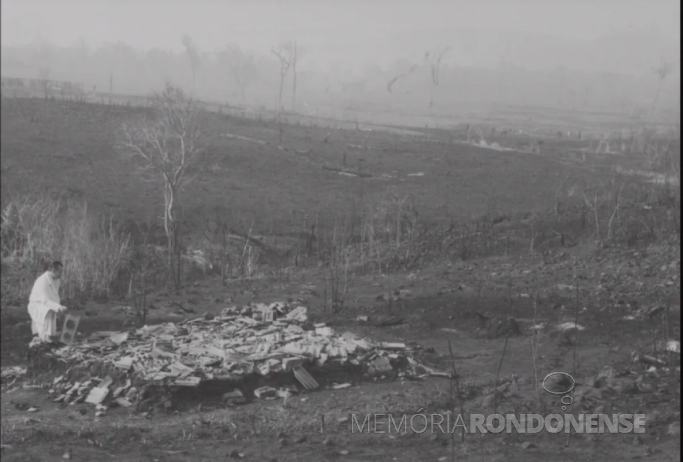 || O grande incêndio tomou conta da vegetação no Paraná, em 1963.
— Foto: Reprodução Livro “1963: O Paraná em Chamas”/ Fotógrafo: Armínio Kaiser - legenda G1.globo.com - FOTO 10 -