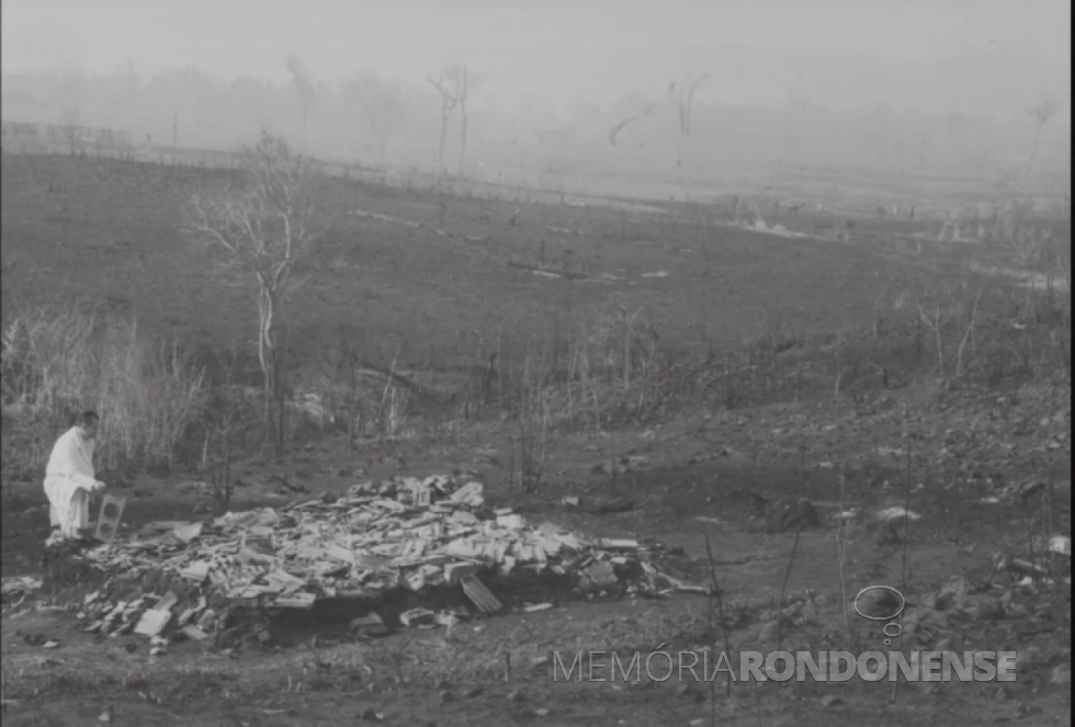 || Grande incêndio tomou conta da vegetação no Paraná, em 1963 — Foto: Reprodução Livro “1963: O Paraná em Chamas”/ Fotógrafo: Armínio Kaiser - legenda G1.globo.com - FOTO 8 -