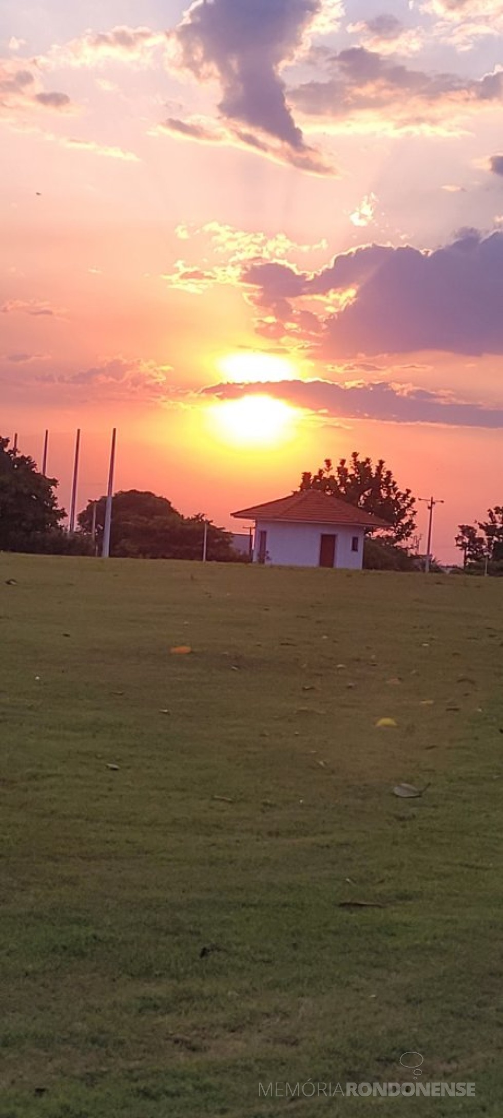 || Pôr do sol no interior de Marechal Cândido Rondon, no distrito de Porto Mendes, em 16 de outubro de 2023.
Imagem: Acervo e crédito da pioneira rondonenense Ilda Bet - FOTO 28 - 