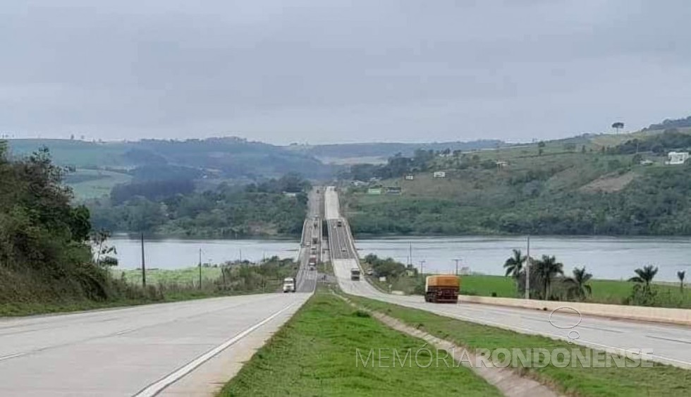 || Vista das duas pontes sobre o Rio Iguaçu, na BR 163, a 2ª (à direita), liberada para o tráfego, em maio de 2023.
Imagem: Acervo Rádio Sudoeste FM - FOTO 24 _ 