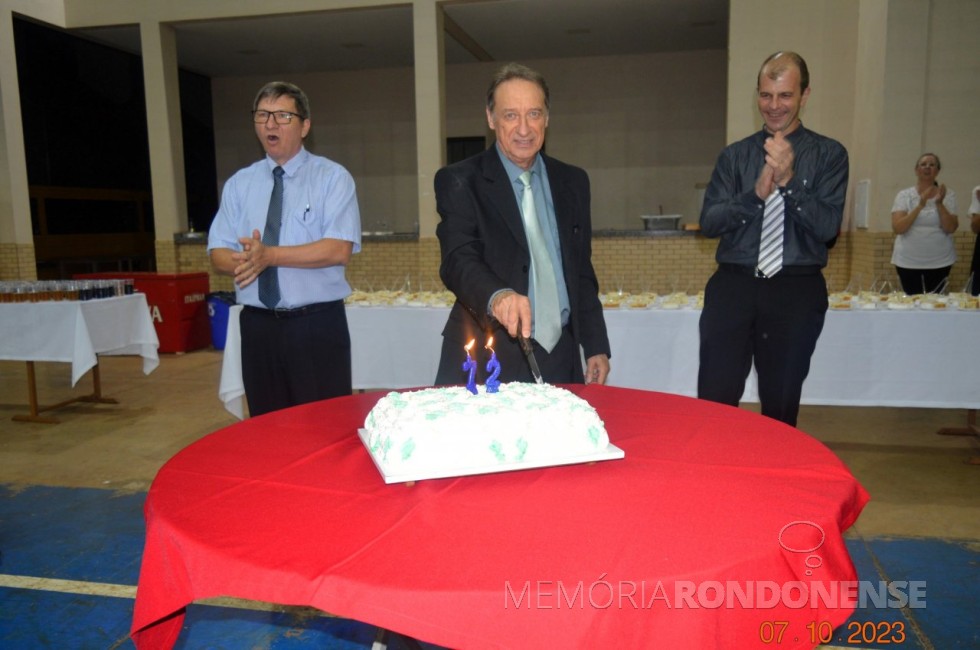 || Rudi Bär, presidente da Congregação Cristo, cortando o bolo comemorativo aos 72 anos de fundação da comunidade, em outubro de 2023, ladeado pelos pastores Davi Bischoff (e) e Sandro Wdgar Krüger (d).
Imagem: Acervo pessoal - FOTO 33 - 