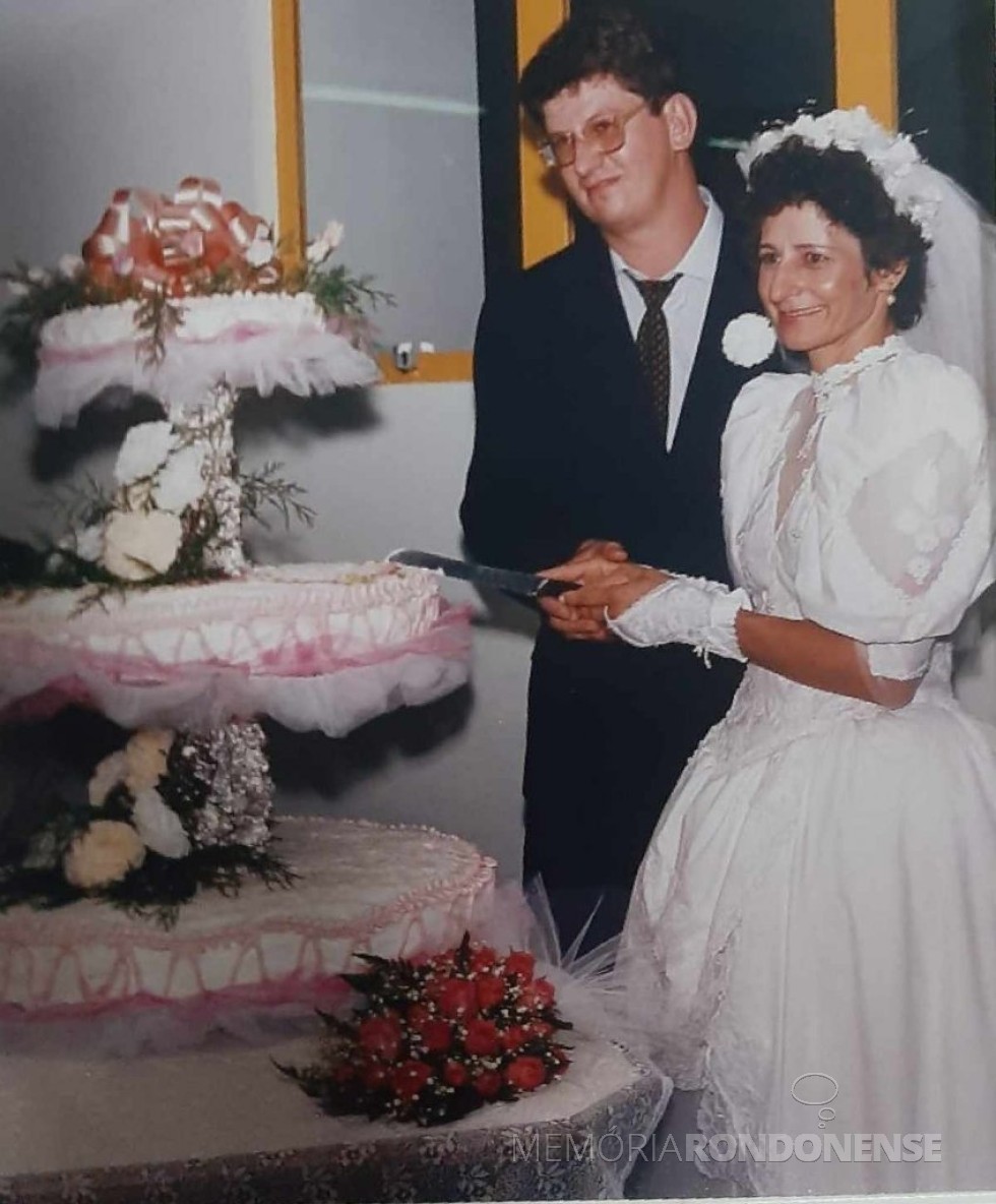 || Jovens Marinez Casarotto e Hermes Kaul que se casaram em janeiro de 1995, em Caçador (SC).
Imagem: Acervo Lidiane Casarotto Kotz - FOTO 4 - 