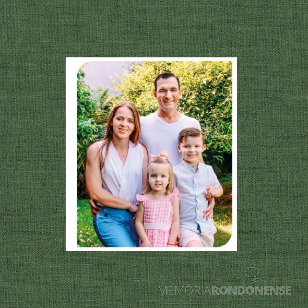 || Cesar Luiz Petri, nascido em abril de 1981, na companhia da esposa Zuleica Caroline e os filhos Julio Cesar e Luize Gabrieli, em março de 2023.
Imagem: Acervo Imprensa - Copagril - FOTO 14 -