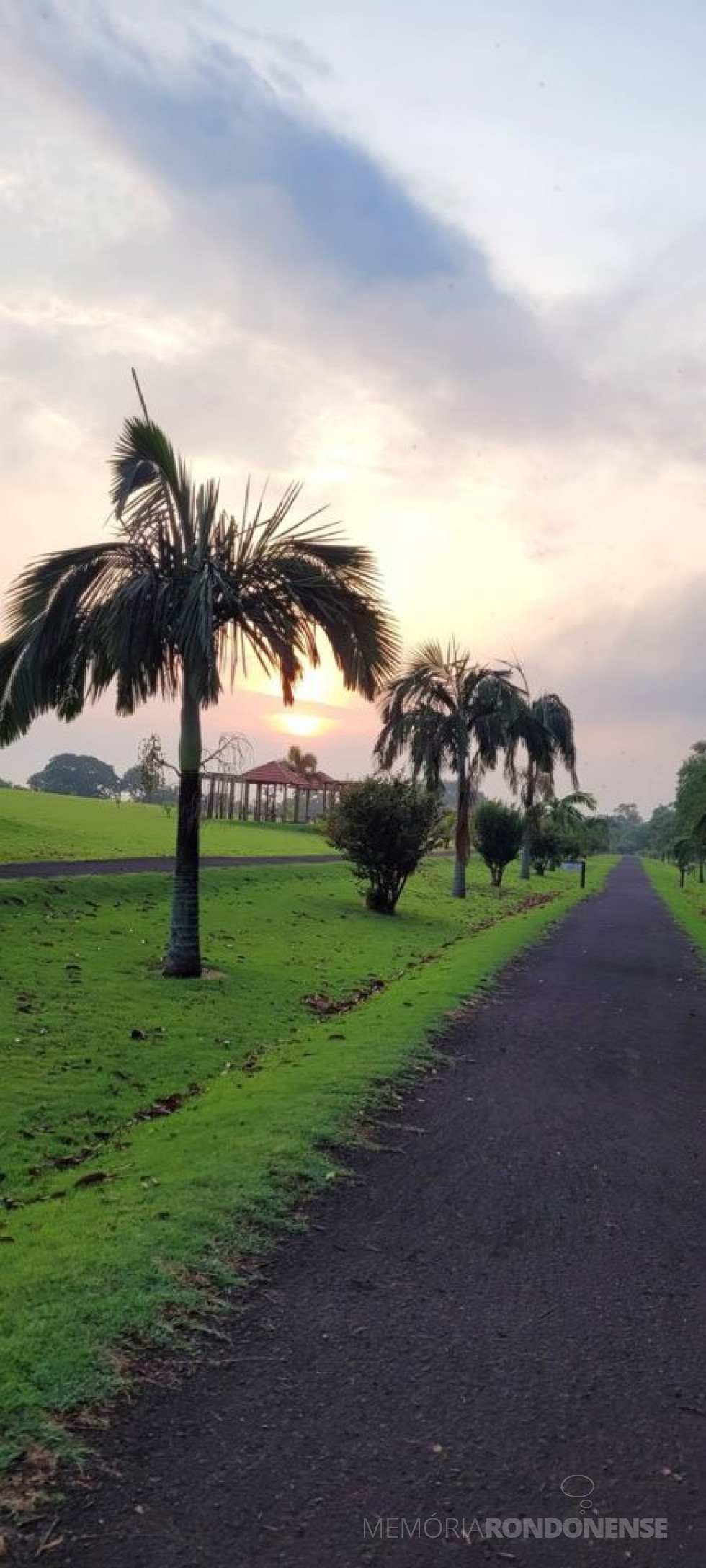 || Amanhecer no município de Marechal Cândido Rondon, no distrito de Porto Mendes.
Fotografia clicada desde o Clube Náutico pela pioneira rondonense e professora aposentada de Educação Especial Ilda Bet. -- FOTO 21 -
