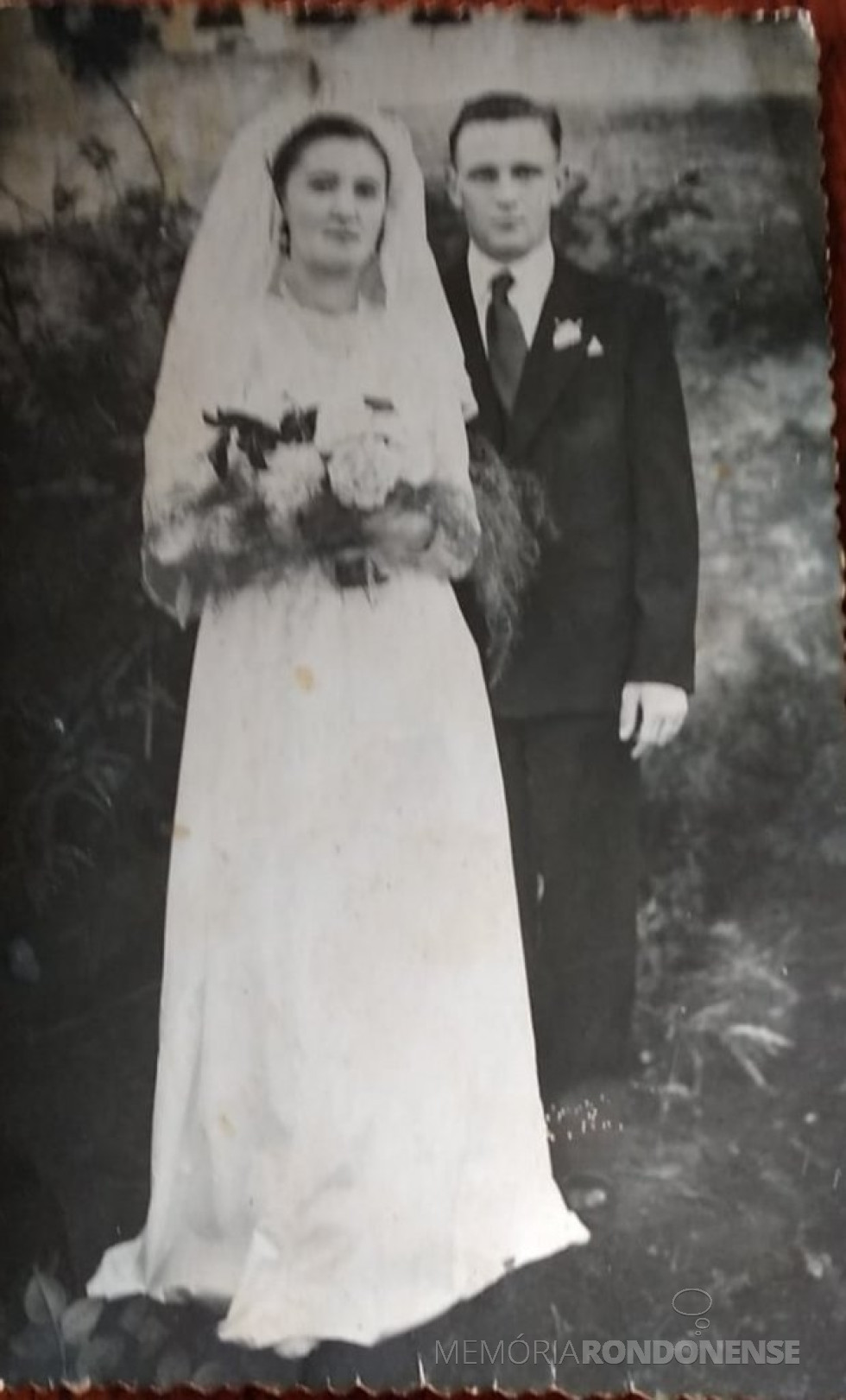 || Noivos Erna Koehler e Erno Hachmann que casaram em fevereiro de 1954, em Piratuba (SC).
Imagem: Acervo Nilson Hachmann - FOTO 5 -