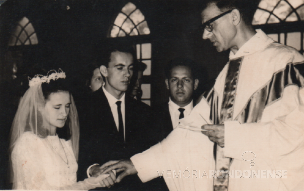 || Outro instantâneo da celebração religiosa do casamento dos jovens rondonenses Albani Somacal e Ernesto Schibigewski pelo padre Cristiano Wiemann, em outubro de outubro de 1968.
Imagem: Arquivo pessoal do casal - FOTO 4 -