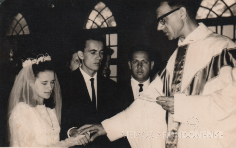 ||  Outro instantâneo da celebração religiosa do casamento dos jovens rondonenses Albani Somacal e Ernesto Schibigewski pelo padre Cristiano Wiemann, em outubro de outubro de 1968.
Imagem: Arquivo pessoal do casal - FOTO 4 -