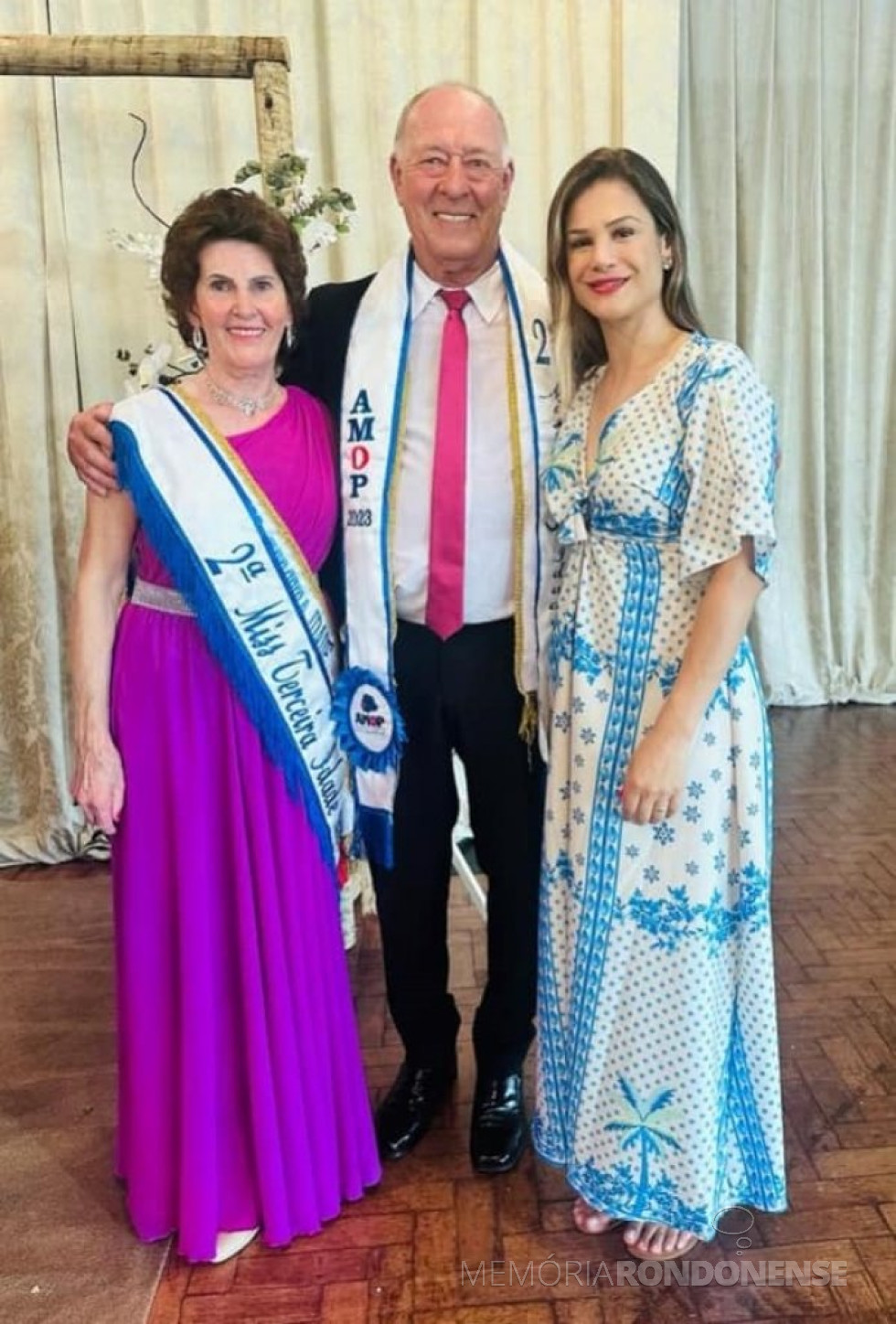 || Casal rondonense Lia Sybilla e Alfredo Neumann, 2º colocado no concurso Miss e Mister 2023 da AMOP e ADAMOP, na companhia da 1ª dama de Marechal Cândido Rondon, Josiane Laborde Rauber, em outubro de 2023.
Imagem: Acervo AMOP - FOTO 30 - 