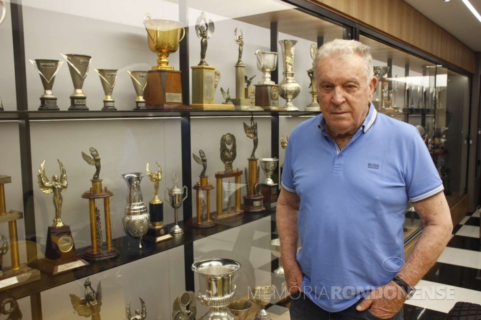 || Cascavelense Pedro Mufatto no museu que retrata a sua longa carreira de premiações  de sua formidável carreira no automobilismo, no dia de inauguração da mostra, em outubro de 2023.
Imagem: Acervo Tarabá News - FOTO 39 -