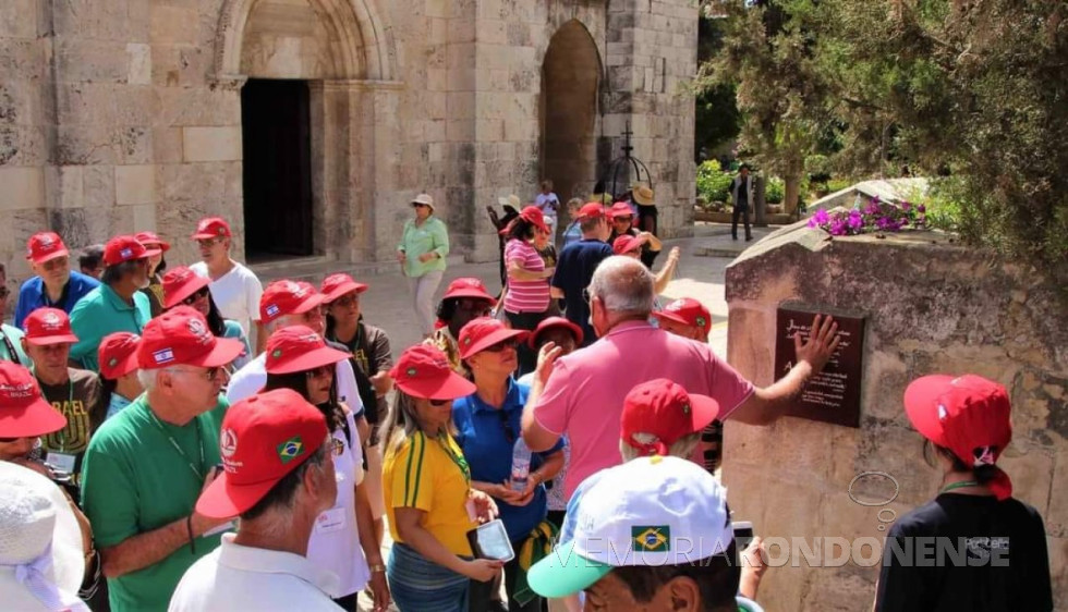 O Guia e historiador Efraim Rushansky explica a visitantes no Monte do Templo, as riquezas históricas e culturais do local, entre as quais, uma interpretação corrente sobre o “camelo e a porta da agulha”.
Imagem: Acervo pessoal do autor e anexa ao texto compartilhado - FOTO 23 - 