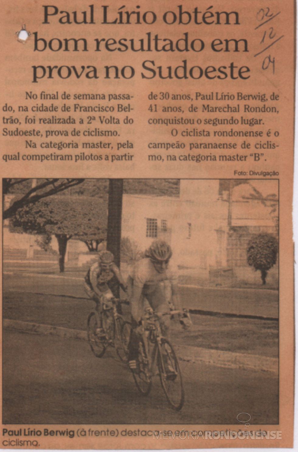 || Recorte de jornal (não identificado) sobre a classificação do ciclista rondonense Paul Lirio Berwig na 2ª Prova Sudoeste de Ciclismo, em final de 2004.
Imagem: Acervo do atleta - FOTO 9 - 