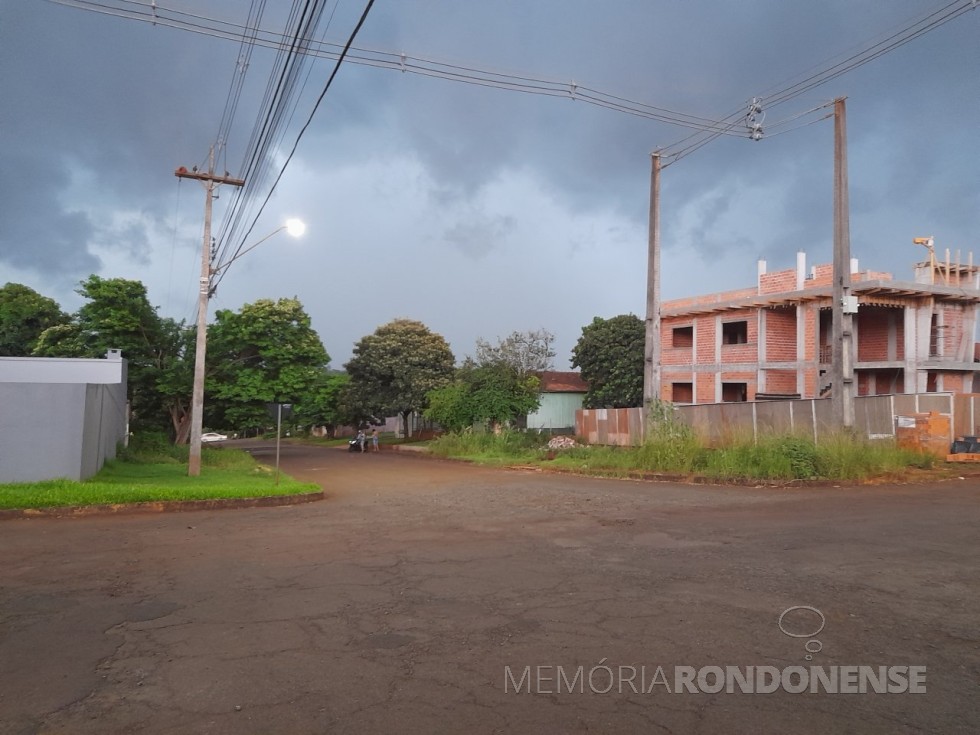 || Chuva se aproximando pela banda noroeste da cidade de Marechal Cândido Rondon, em 22 de novembro de 2023, fotografada a partir da  esquina das ruas Sergipe e 12 de Outubro.
Imagem: Acervo Projeto Memória Rondonense - FOTO 21 - 