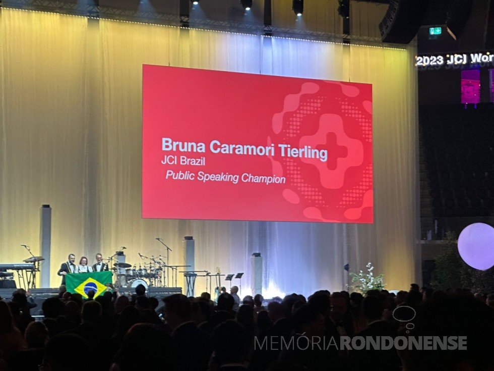 || Painel no Congresso Mundial da JCI, em Zurique, aclamando a rondonense Bruna Caramori Tierling com vencedora do concurso de oratória, em novembro de 2023.
Imagem: Acervo  de Marcos Sacariotto - FOTO 19 - 