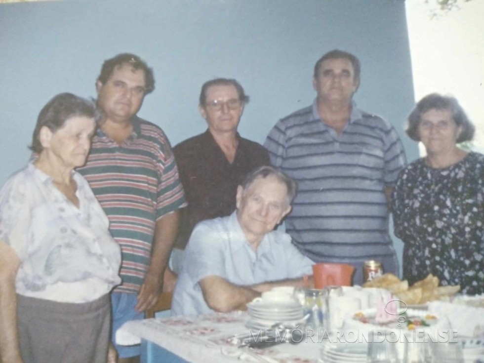 || Casal Hilda (e) Carlos Ristau no aniversário dele na década de 1990, com os filhos Alfredo, Odi e Ivone.
A família chegou de mudança em Marechal Cândido Rondon em novembro de 1953.
Imagem: Acervo Shirley Ristau - FOTO 3 -