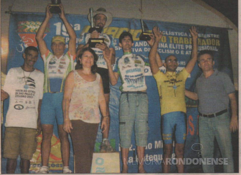 || Ciclista rondonense Paul Lírio Berwig (de bermuda), no pódio em Nova Andradina, em maio de 2007.
Imagem: Acervo do ciclista rondonense - FOTO 15 -