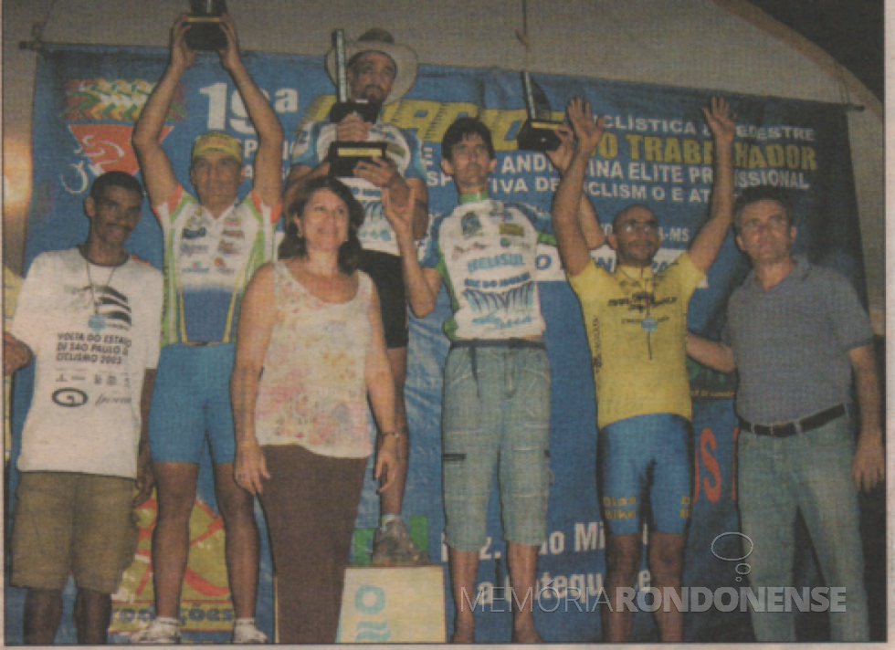 || Ciclista rondonense Paul Lírio Berwig (de bermuda), no pódio em Nova Andradina, em maio de 2007.
Imagem: Acervo do ciclista rondonense - FOTO 14 - 