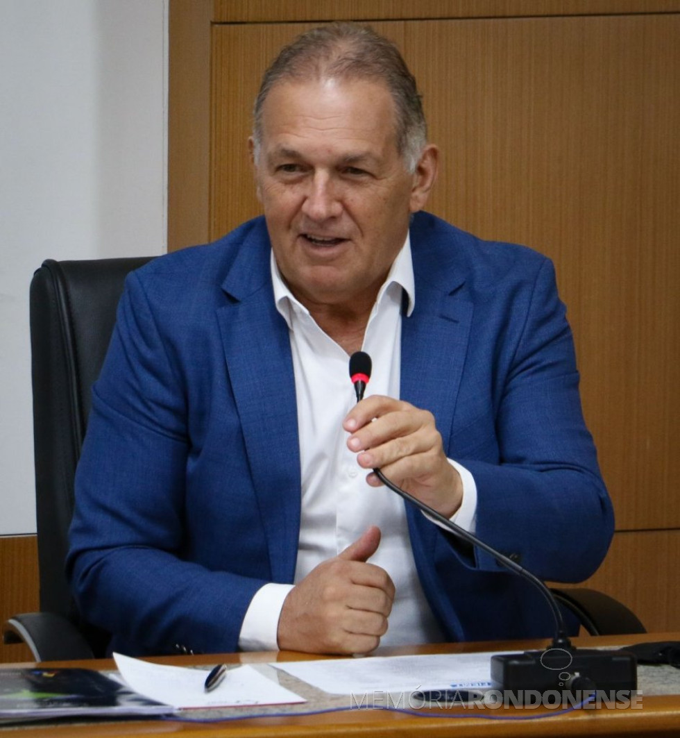 || Empresário Alexandre Furlan, aclamado com presidente da Federação das Indústrias do Estado do Mato Grosso, em novembro de 2000.
Imagem: Acervo da citada entidade classista - FOTO 18 -