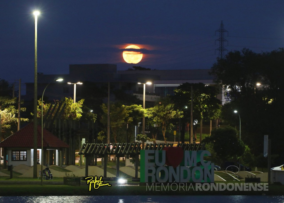 || Despontar da Lua no dia anterior a Superlua na cidade de Marechal Cândido Rondon, em 134 de junho de 2022.
Fotografia clicada a partir do Parque de Lazer Rodolfo Rieger.
Imagem: Acervo e crédito do rondonense Rafael Orlando Sturm - FOTO 23 -