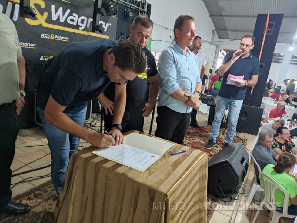 || Marcio Andrei Rauber, prefeito municipal de Marechal Cândido Rondon assinando a ordem de serviço para a pavimentação das ruas da sede distrital rondonense de São Roque, em novembro de 2023.
Ao seu lado, diretor da empresa vencedora da licitação, vereador Vanderlei Caetano Sauer, presidente da Câmara Municipal de Marechal Cândido Rondon; e vereador Dionir Briesch.
Imagem: Acervo Imprensa PM-MCR - FOTO 21 -