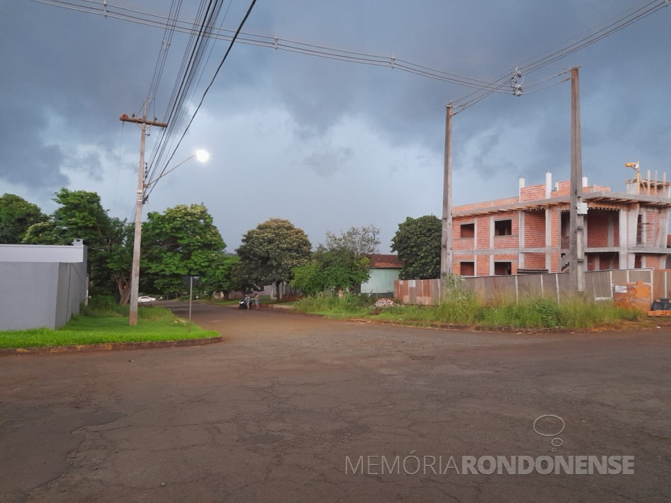 || Chuva se aproximando pela setor noroeste da cidade de Marechal Cândido Rondon, em 22 de novembro de 2023, fotografada a partir da esquina das ruas Sergipe e 12 de Outubro.
Imagem: Acervo Projeto Memória Rondonense - FOTO 24 -
