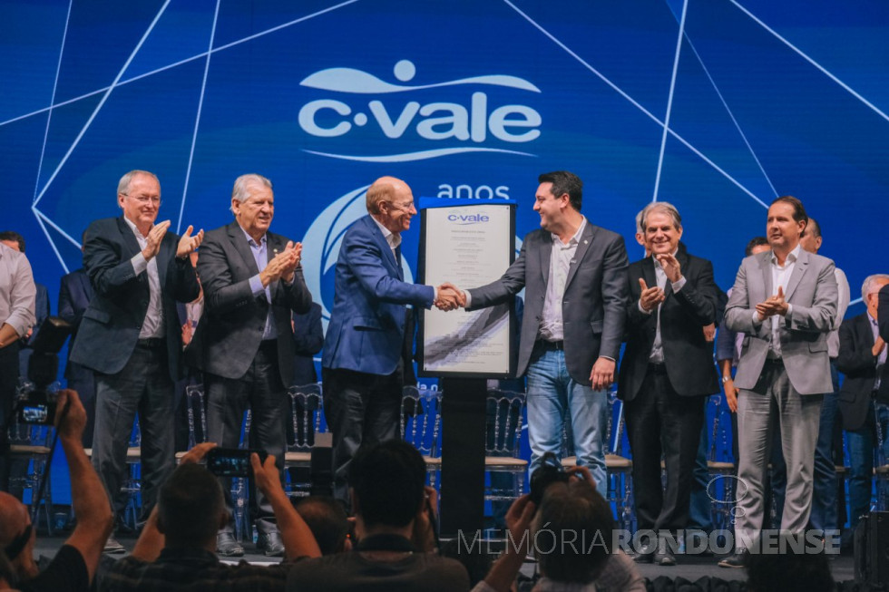 ||  Ato de inauguração da unidade esmagadora de soka da C-Vale, em novembro de 2023.
Da esquerda à direita: José Roberto Ricken, presidente da Ocepar; deputado federal Dilceu Sperafico, Alfredo Lang, diretor-presidente do Conselho de Administração da C-Vale; Ernesto de Giacometti, prefeito municipal de Palotina; e deputado estadual Marcel Henrique Micheletto.
Imagem: Acervo C-Vale - FOTO 22 -