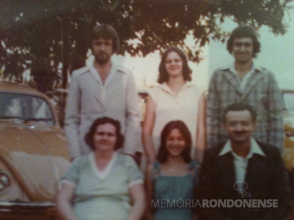 || Pioneira rondonense Elly Elga von Mühlen com o esposo Remy e os filhos Sérgio (e), Elsidia e Euclécio e Geni.
Imagem: Acervo Cida von Mühlen - FOTO 25 -