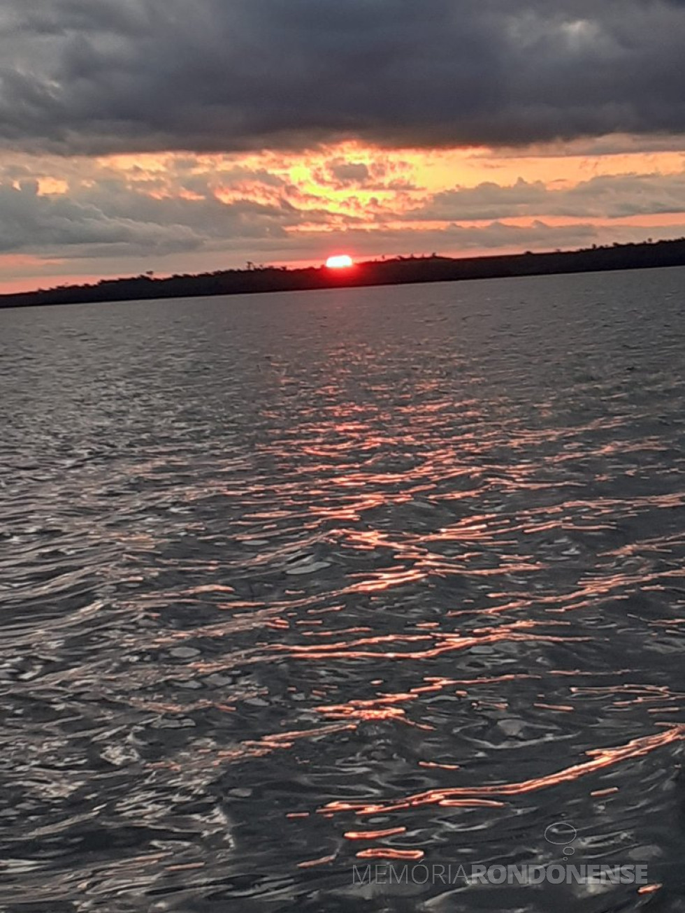 || Pôr do sol  em Marechal Cândido Rondon, em foto clicada desde Parque de Lazer na sede distrital em Porto, junto ao Lago Itaipu, em 31 de outubro de 2023.
Imagem: Acervo e crédito do rondonense Charleston Hartmann - FOTO 27 - 