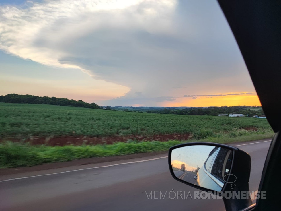 || Final de tarde com a presença de nuvem tipo cumulonimbus, no interior do município de Marechal Cândido Rondon, clicada na rodovia entre a cidade de Marechal Cândido Rondon e trevo da sede distrital rondonense de Iguiporã, em 10 de novembro de 2023, pelo Rafael Orlando Sturm.
Imagem: Acervo pessoal - FOTO 33 -