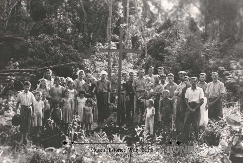 || Moradores da recém criada vila de Novo Sarandi junto ao cruzeiro instalado no cemitério local, em abril de 1952.
Imagem: Acervo Museu Histórico Willy Barth - FOTO 4 -