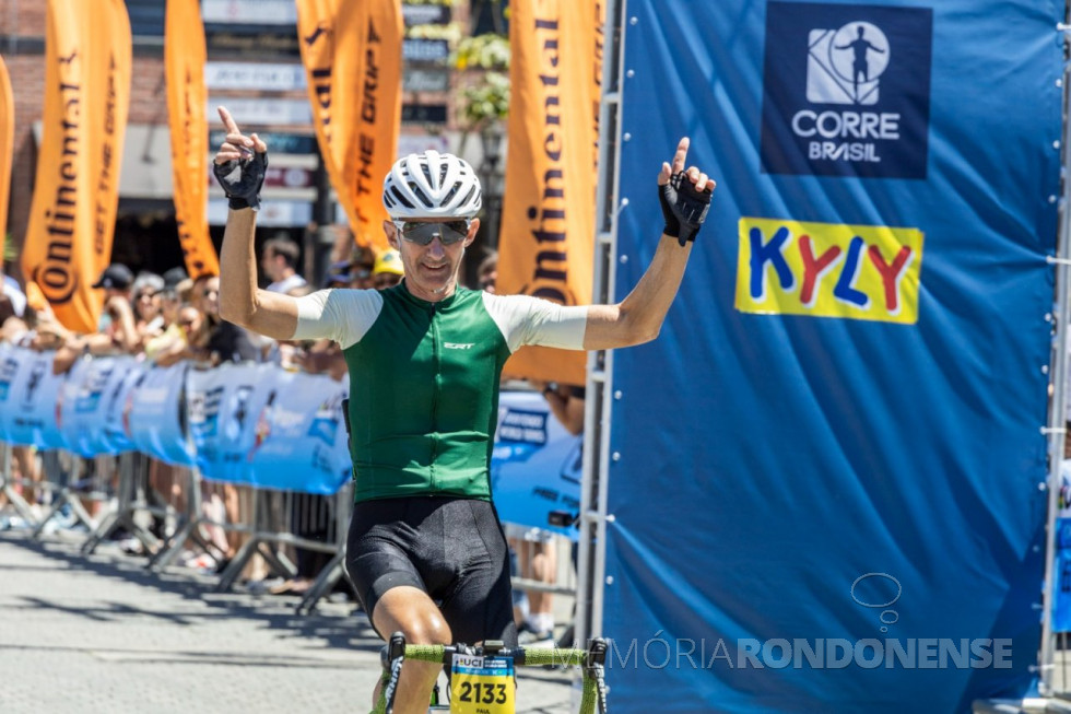 || Outro instantâneo da chegada do ciclista rondonense Paul Lirio Berwig em sua chegada vitoriosa na cidade de Pomerode (SC), em novembro de 2023.
Imagem: Acervo pessoal - FOTO 44 - 