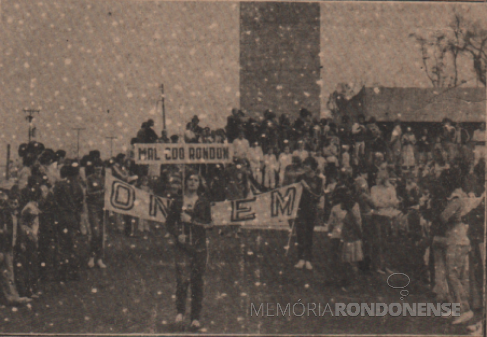 || Desfile da delegação de Marechal Cândido Rondon na abertura dos Jogos Colegiais do Paraná fase regional, em agosto e 1978.
Imagem: Acervo Família de Ariovaldo Luiz Bier/Projeto Memória Rondonense - FOTO 7 - 
