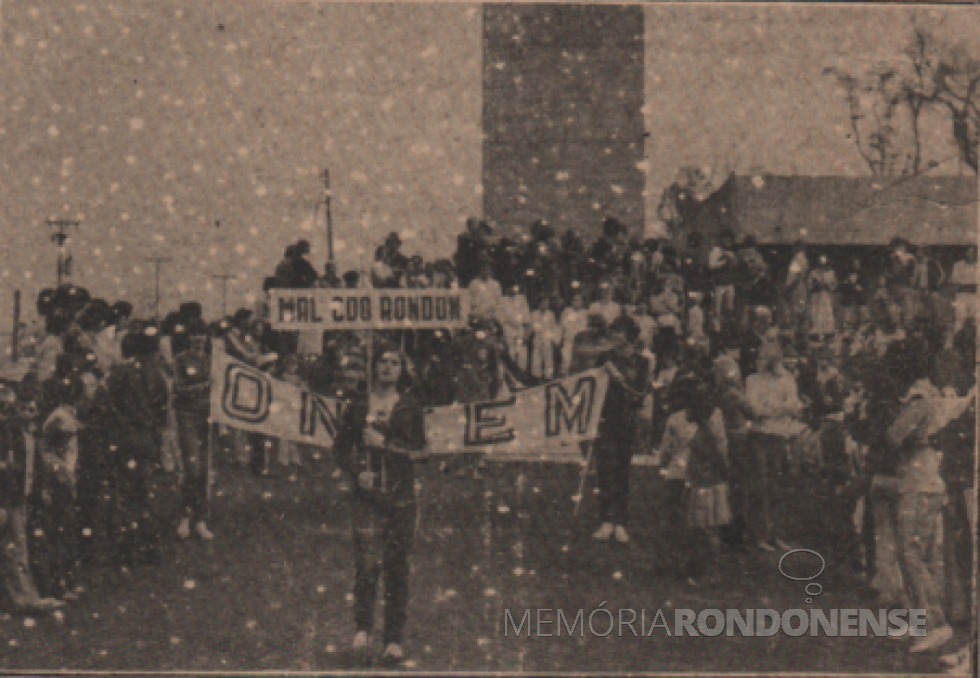 || Desfile da delegação de Marechal Cândido Rondon na abertura dos Jogos Colegiais do Paraná fase regional, em agosto e 1978.
Imagem: Acervo Família de Ariovaldo Luiz Bier/Projeto Memória Rondonense - FOTO 9 -