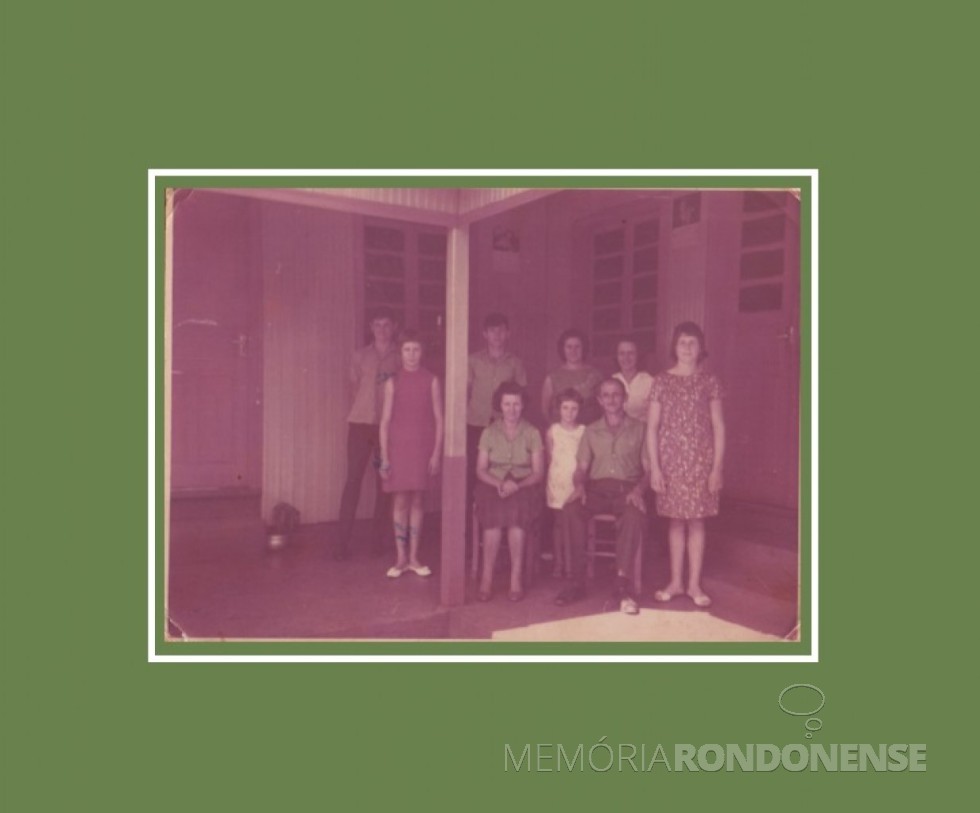 || Casal Lemmertz e filhos que chegaram de mudança em Marechal Cândido Rondon, em março de 1958.
Imagem: Acervo Adalberto Lemmertz - FOTO 3  - 