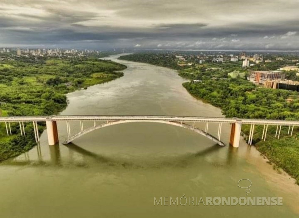 || Cheia do Rio Paraná junto à Ponte da Amizade em Foz do Iguaçu, em 30 de Outubro de 2023.
Imagem: Paraguay en Destaque - FOTO 24 -