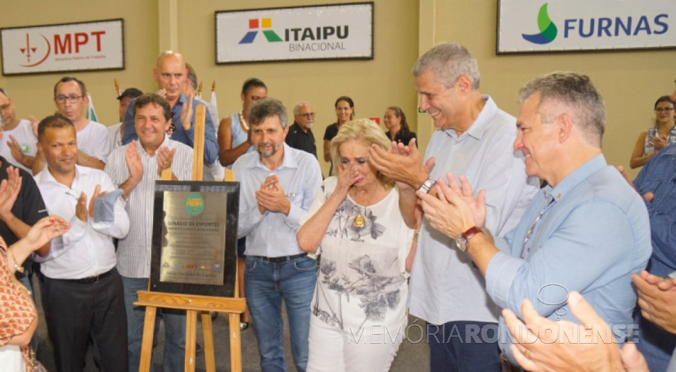 || Solenidade de inauguração do Ginásio de Esportes Clóvis Cunha Vianna, na cidade de Foz do Iguaçu, em fevereiro de 2019.
Na foto: Chico Brasileiro, prefeito de Foz do Iguaçu (próximo à placa, à esquerda) e os três irmãos Vianna à direita.
Imagem: Acervo Guarda Mirim de Foz do Iguaçu - crédito Adenésio Zanella - FOTO 8 -