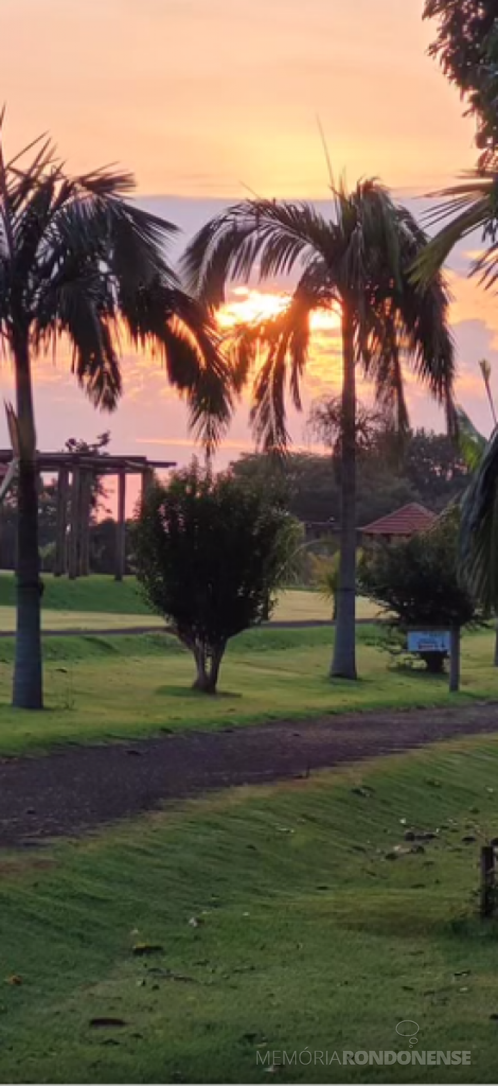 || Despontar do sol no interior de Marechal Cândido Rondon em 10 de novembro de 2023, em foto clicada desde o Clube Náutico de Toledo, no distrito rondonense de Porto Mendes.
Imagem: Acervo e crédito da pioneira rondonense Ilda Bet - FOTO 32 -