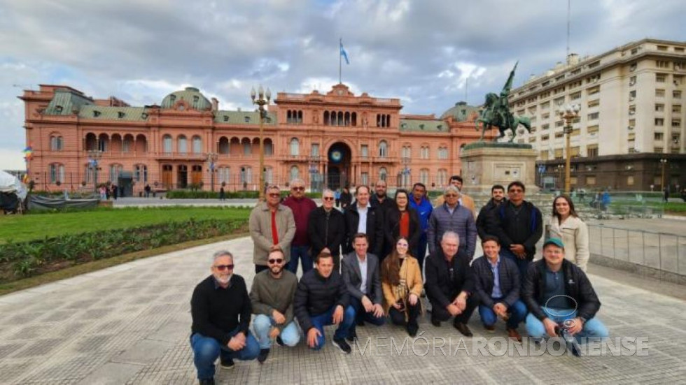 || Grupo de cooperativistas brasileiros em frente à Casa Rosada, sede do governo argentino, em Buenos Aires, em agosto de 2023.
Eloi Darci Podkowa, diretor-presidente da Copagril, é o 4º agachado da direita à esquerda. 
Imagem: Acervo Rede ALLE de Radios - FOTO 19 - 